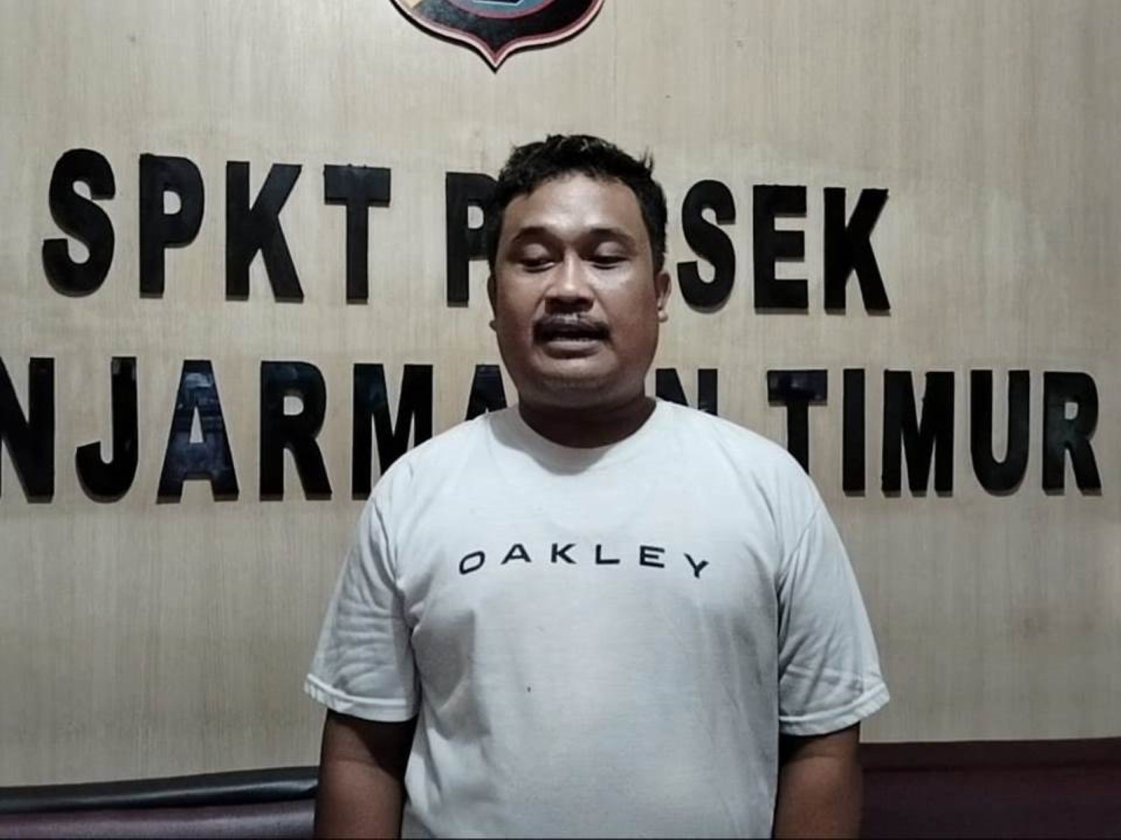 VIRAL: Alex Syahruddin, 32 tahun, saat memberikan klarifikasi di Polsek Banjarmasin Timur.