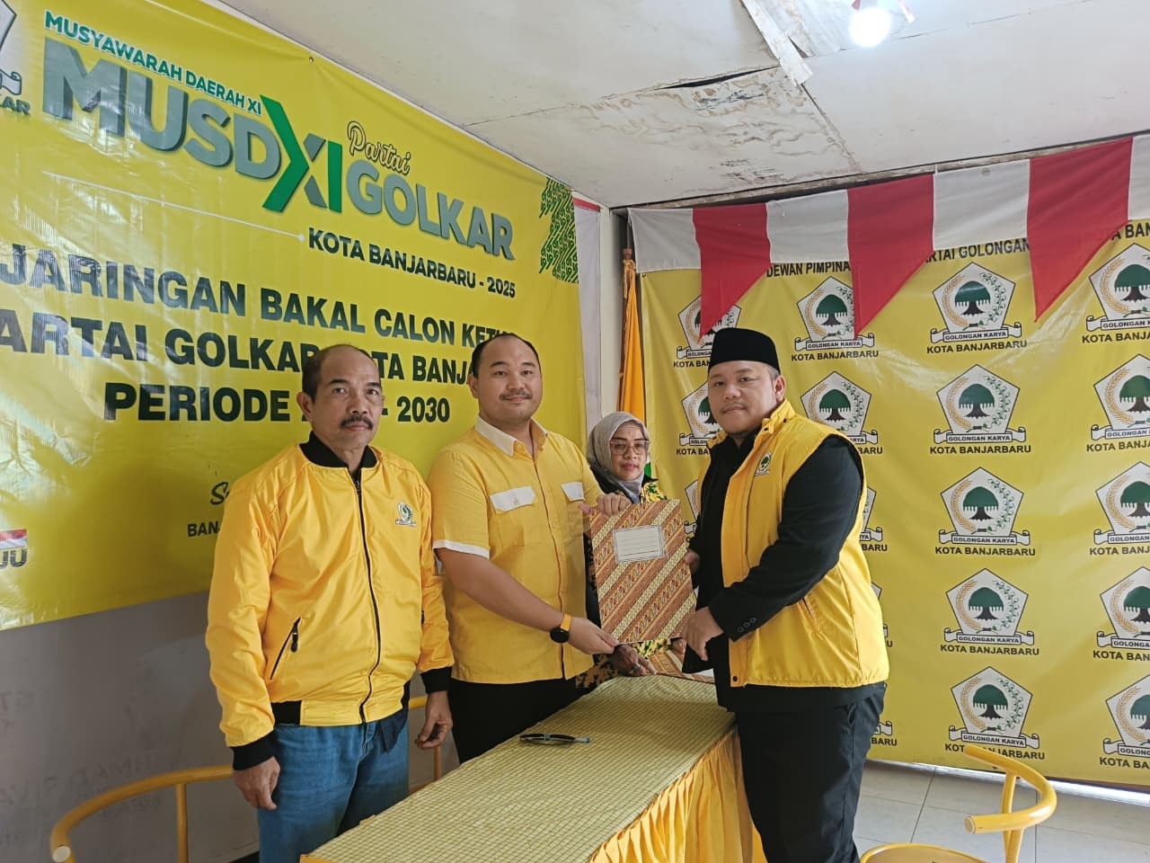 mendaftar: Gusti Rizky Sukma Iskandar Putera mendaftarkan diri lagi menjadi calon ketua DPD Golkar Banjarbaru (Sheila/radar Banjarmasin)
