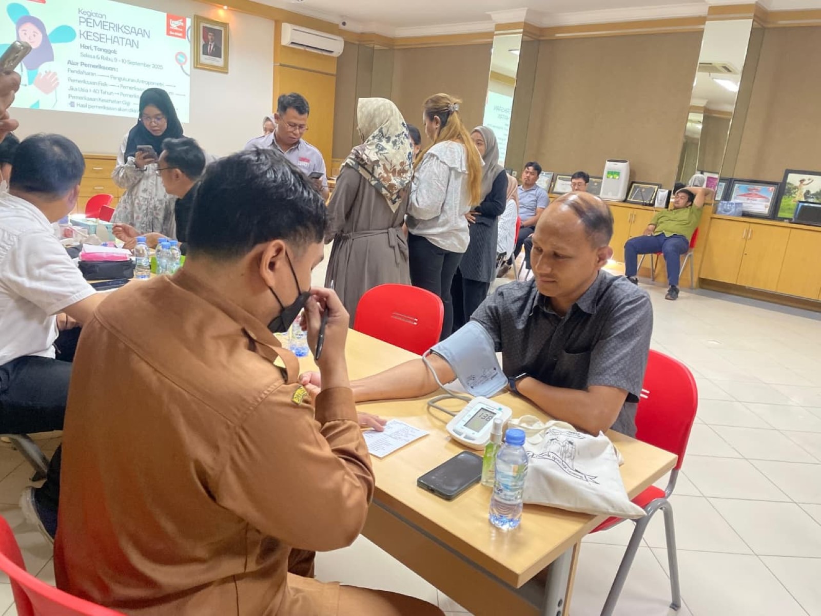 ASET BERHARGA: Kegiatan pemeriksaan kesehatan gratis untuk karyawan PT Trio Motor.
