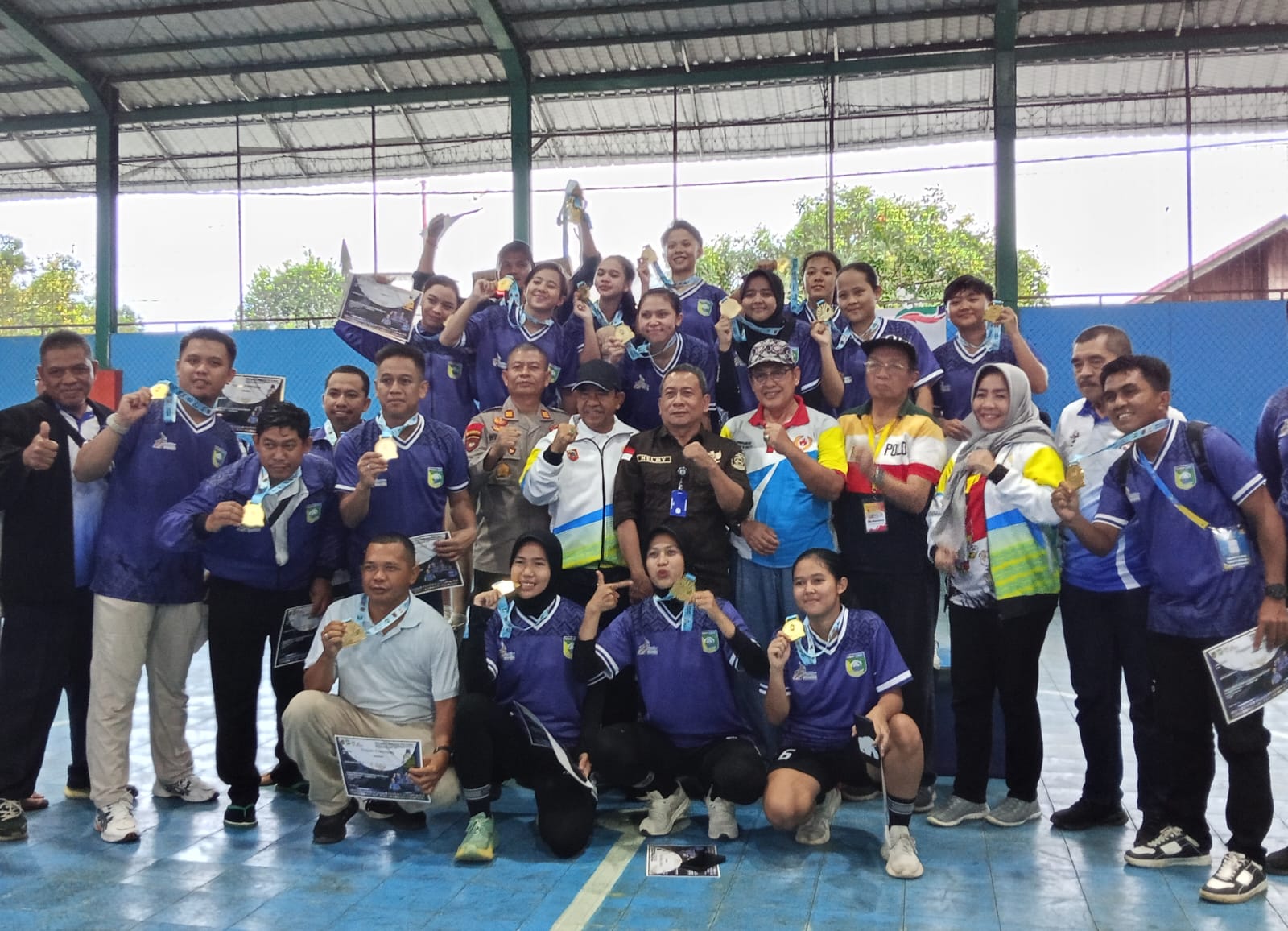 JUARA : Tim futsal putri Tanah Laut (Tala) saat merayakan mendapat medali emas. (Foto : Ma