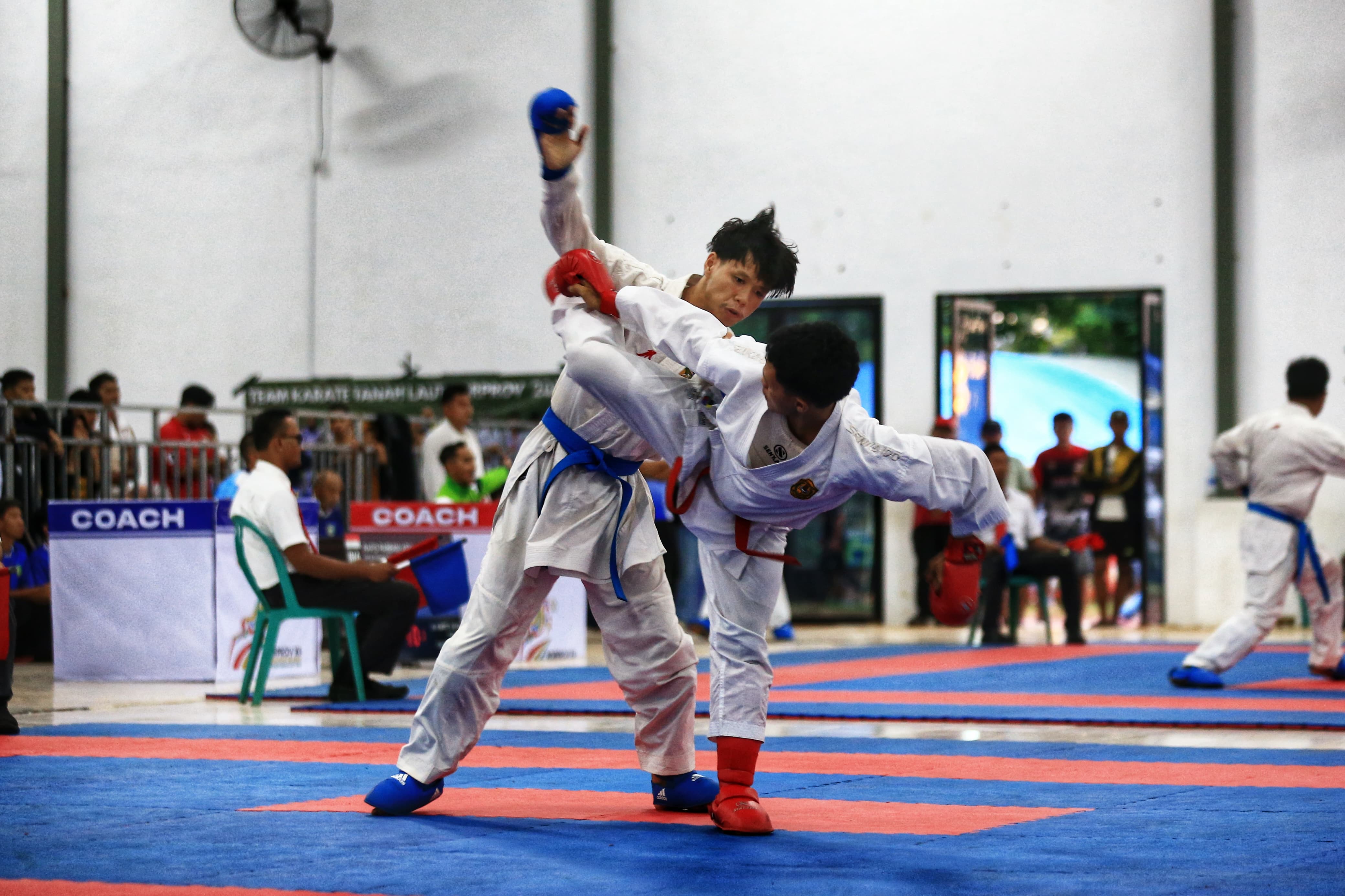 Para atlet karate Banjarmasin menunjukkan aksi terbaiknya di arena Gedung Paraduta, Pelaihari, dalam perjuangan mempertahankan gelar juara umum Porprov XII Kalsel 2025. (M Idris Jian Sidik)