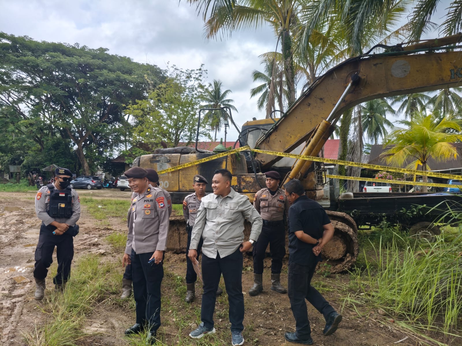 DIAMANKAN : Tim Pam Obvit Polda Kalsel dan kuasa hukum PT AGM memperlihatkan eksavator yang diamankan. Foto Salahudin/Radar Banjarmasin