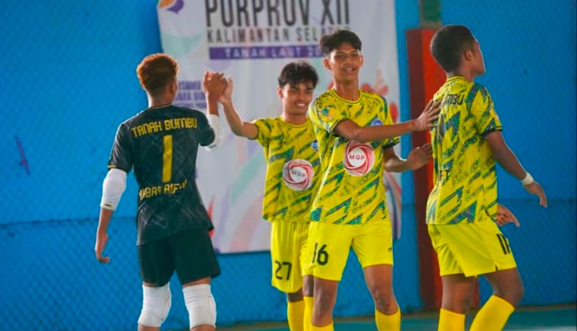 BERTANDING: Atlet futsal Tanah Bumbu beraksi menghadapi tim lawan pada laga Porprov XII Kalimantan Selatan 2025 di Tanah Laut. (Foto: Porprov Kalsel)