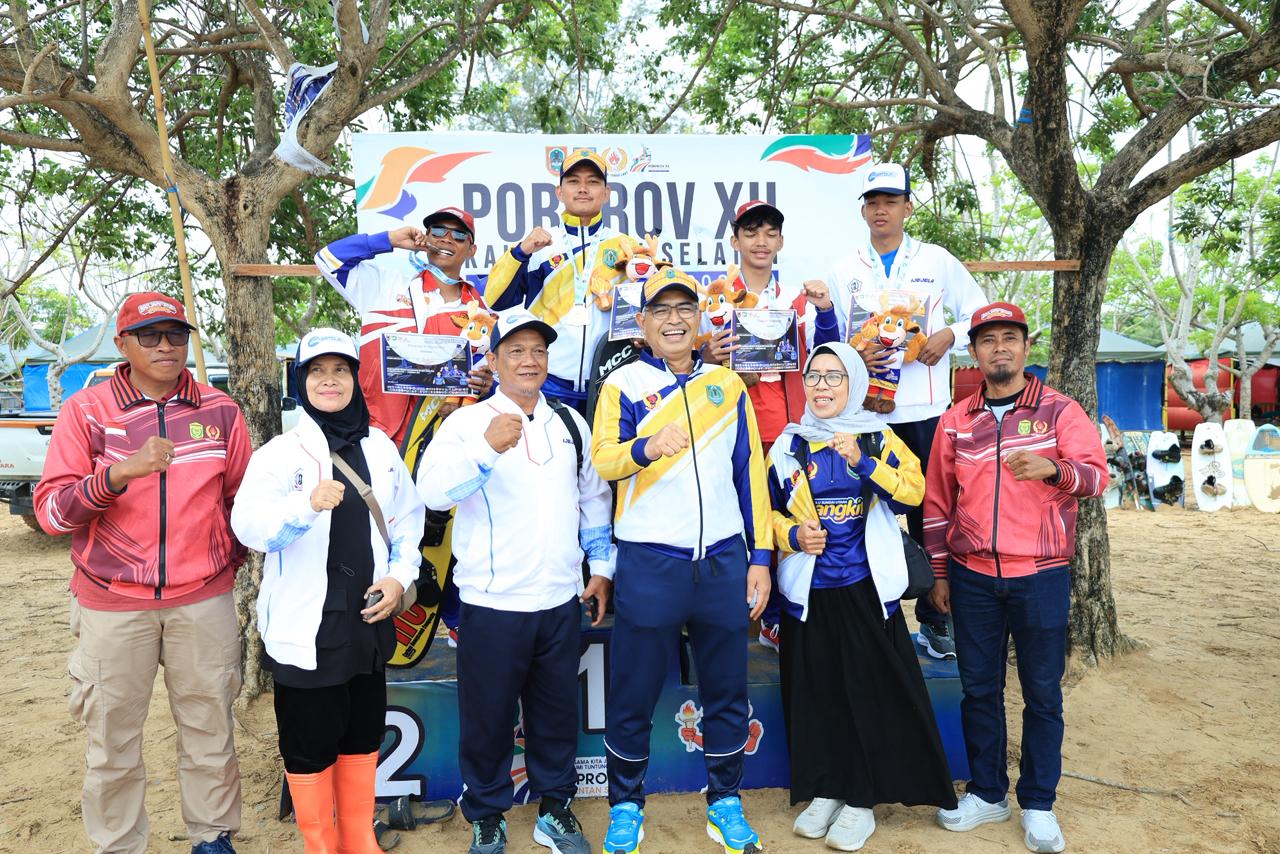 HADIR:Wabup HSU, Hero Setiawan atau Iwan Alabio mengalungkan medali emas pada atlet cabor ski air HSU yang mendulang dua medali emas di Porprov Kalsel di Kabupaten Tana Laut.