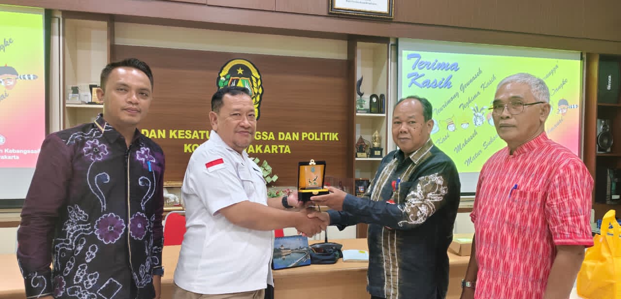 MOMEN:Staf Ahli III Setda HSU, H Taberani menyerahkan plakat dan kain Sasirangan kepada pihak Bakesbangpol dan FPK Kota Yogyakarta, Rabu (12/11/2025).