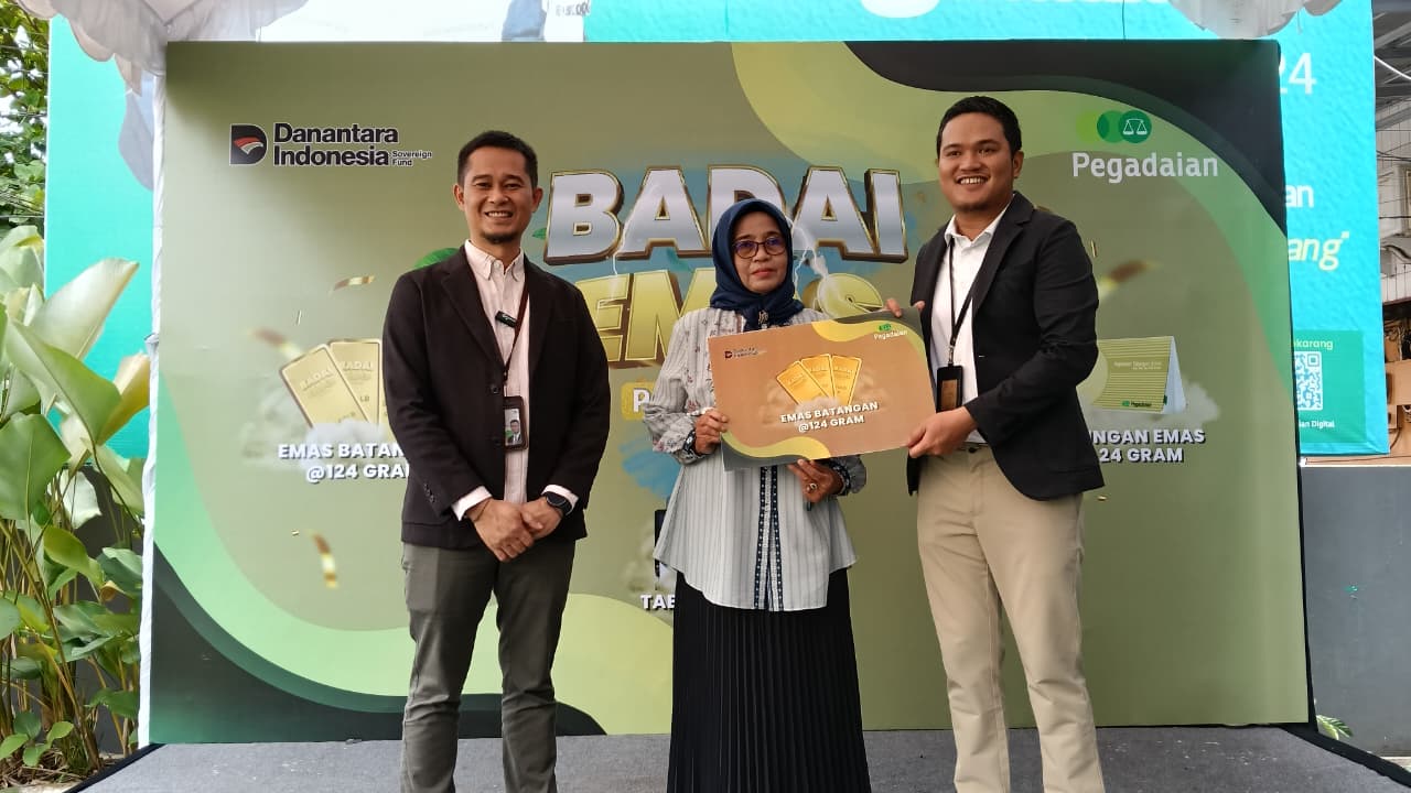 BAHAGIA: Mariana, nasabah Pegadaian Banjarmasin menerima hadiah Badai Emas Pegadaian 124 gram.