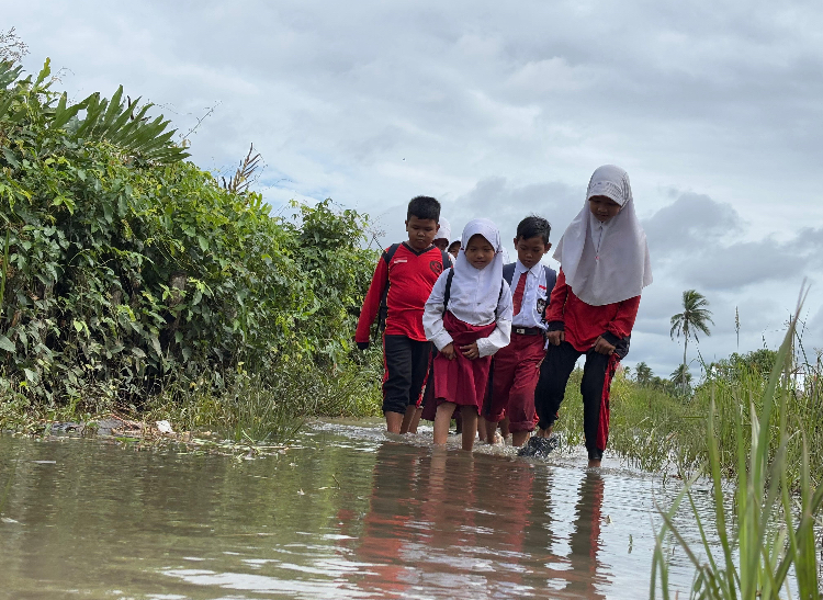 Siswa SDN 10 Basirih Banjarmasin kerap dihadapkan dengan tantangan akses jalan yang digenangi banjir.
