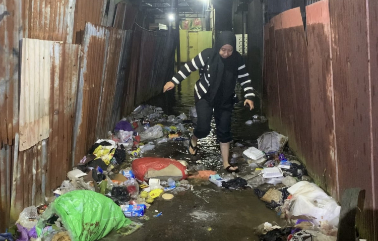 Sampah dari TPS hanyut terbawa banjir rob hingga berserakan di jalan dan permukiman, foto diambil di kawasan Banjarmasin Barat pada Kamis (13/11) dini hari.