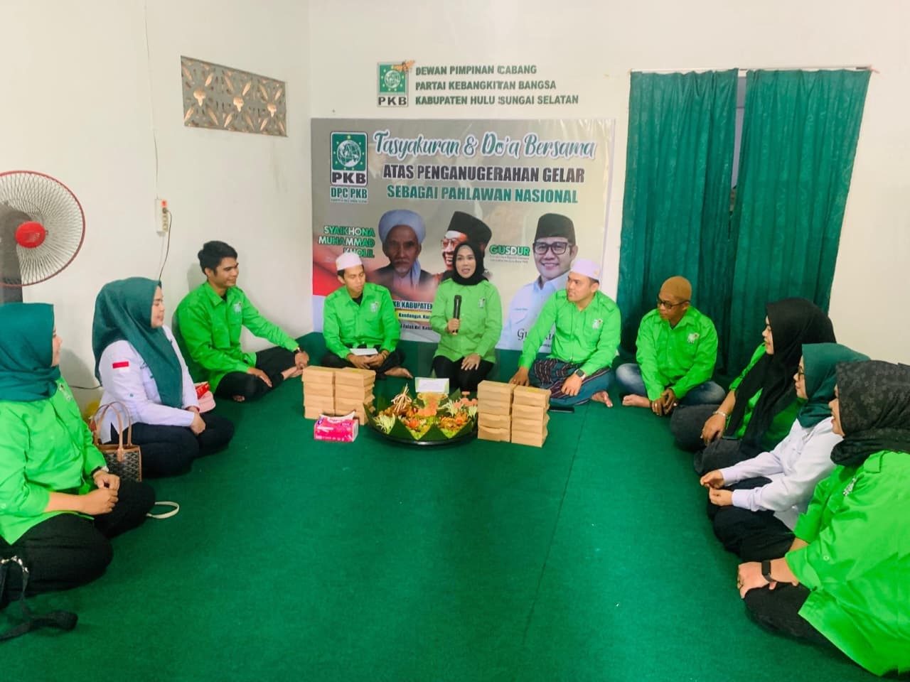 SYUKURAN : DPC PKB Kabupaten HSS tasyakuran dan doa bersama penganugerahan gelar pahlawan nasional KH Abdurrahman Wahid dan Muhammad Kholil. Foto DPC PKB HSS untuk Radar Banjarmasin
