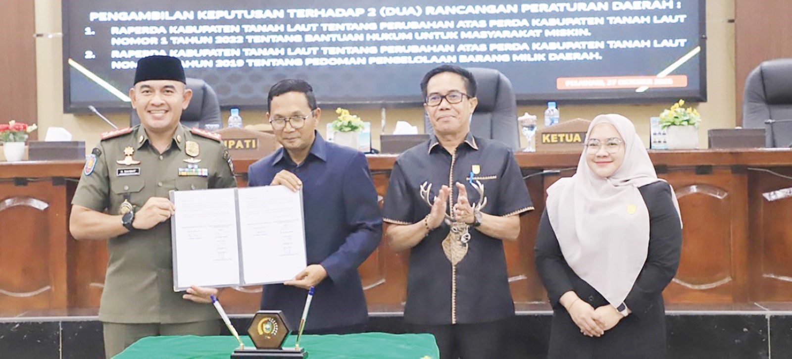 SAHKAN: Ketua DPRD Tala Khairil Anwar bersama Bupati Tala Rahmat Trianto menunjukkan dokumen pengesahan dua raperda baru belum lama tadi.