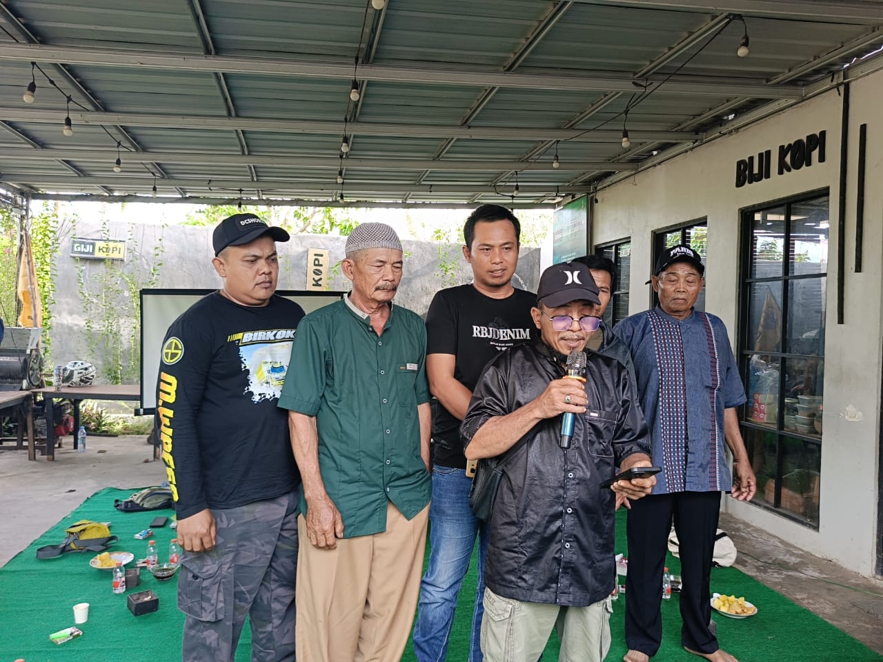 Warga yang terdampak memberikan keterangan pers