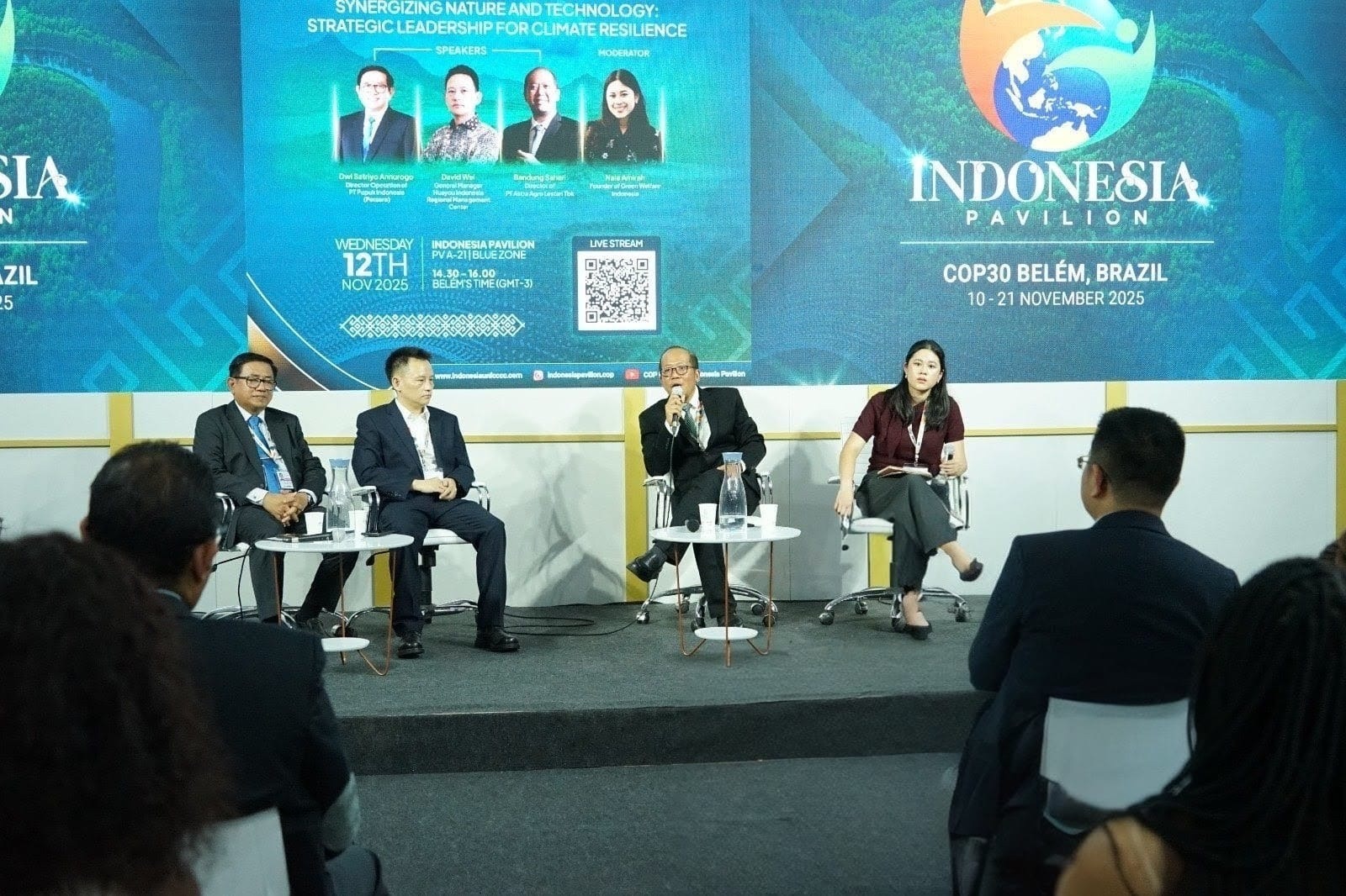 NARASUMBER: Dr. Bandung Sahari, Director of Sustainability PT Astra Agro Lestari Tbk (kedua kanan) saat sesi CEO Talks di Paviliun Indonesia COP30 Bel&eacute;m, Brasil, yang diselenggarakan pada Rabu (12/11)