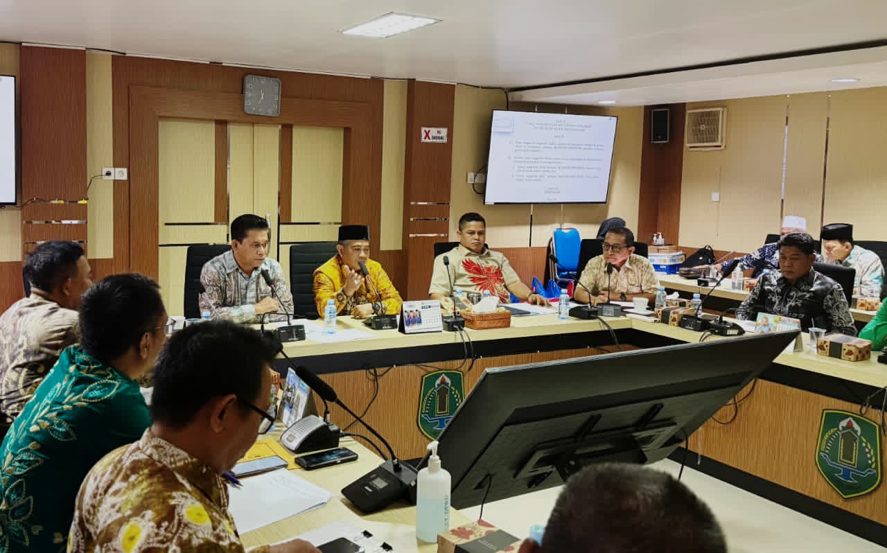 RAKER:Ketua DPRD HSU, H Fadilah rapat kerja dengan instansi terkait membahas pembiayaan kegiatan tahun jamak pembangunan Rumah Sakit Umum Daerah (RSUD) Pambalah Batung, Kamis (13/11/2025).