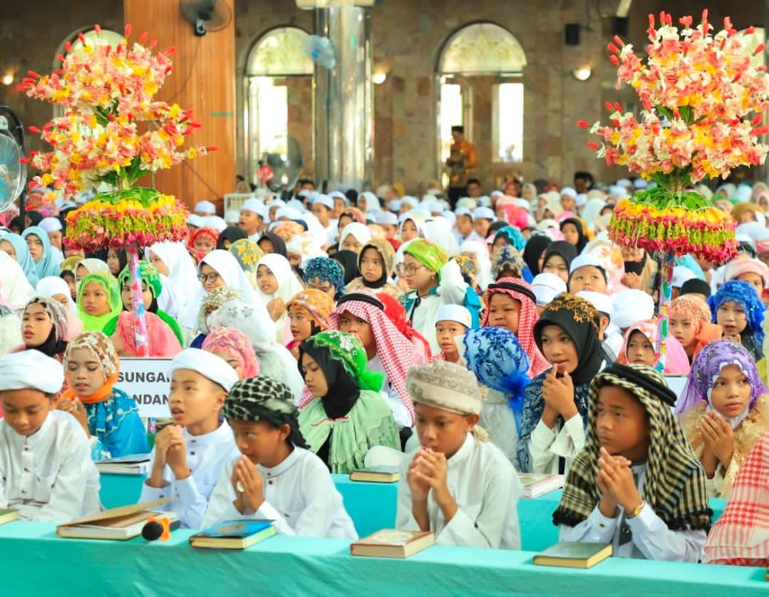 MERIAH:Ribuan siswa sekolah dasar mengikuti kegiatan khataman Al-Quran yang dihadiri Bupati dan Wakil Bupati HSU, H Sahrujani dan Hero Setiawan di Masjid At-Taqwa Amuntai, Kamis (13/11/2025).