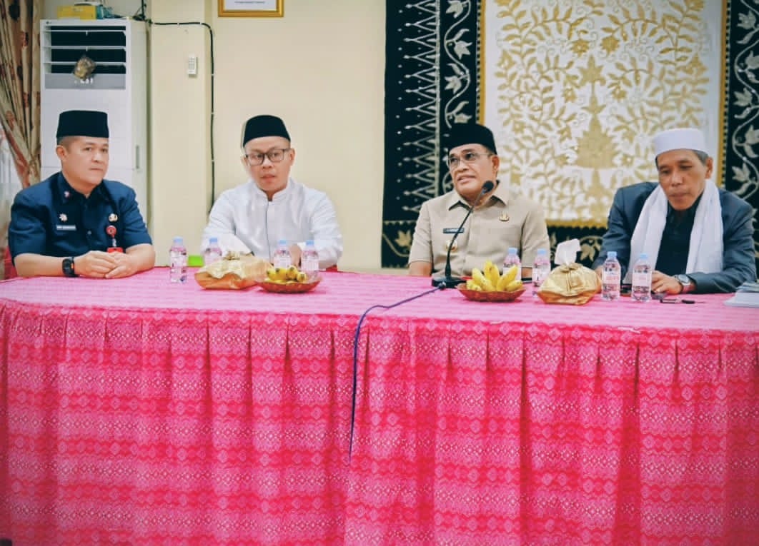 HADIR:Bupati Kabupaten HSU, Sahrujani (dua kanan) saat hadir dalam musda MUI Kabupaten HSU di Mess Negara Dipa, Senin (10/11/2025).