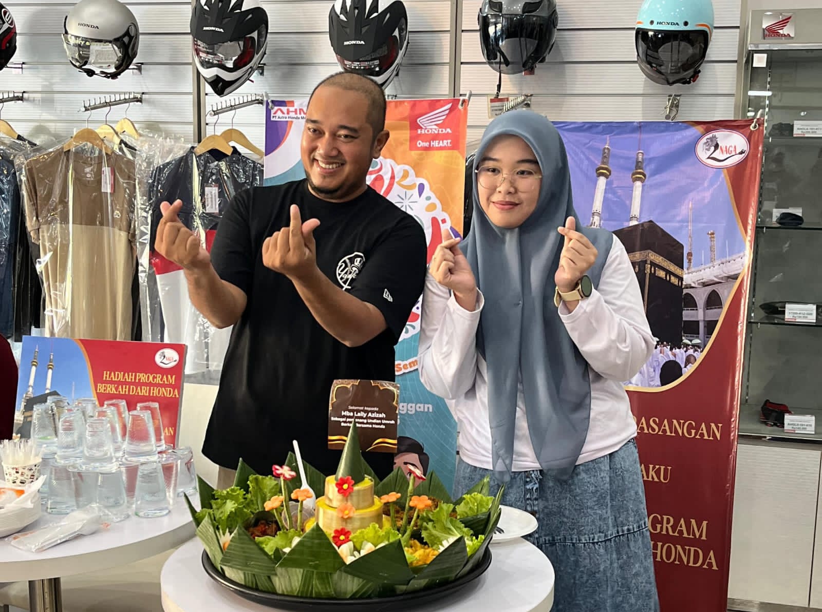 TAK MENYANGKA:Penyerahan hadiah umrah berpasangan program undian Berkah dari Honda di Dealer Honda 2 Naga, belum lama tadi.