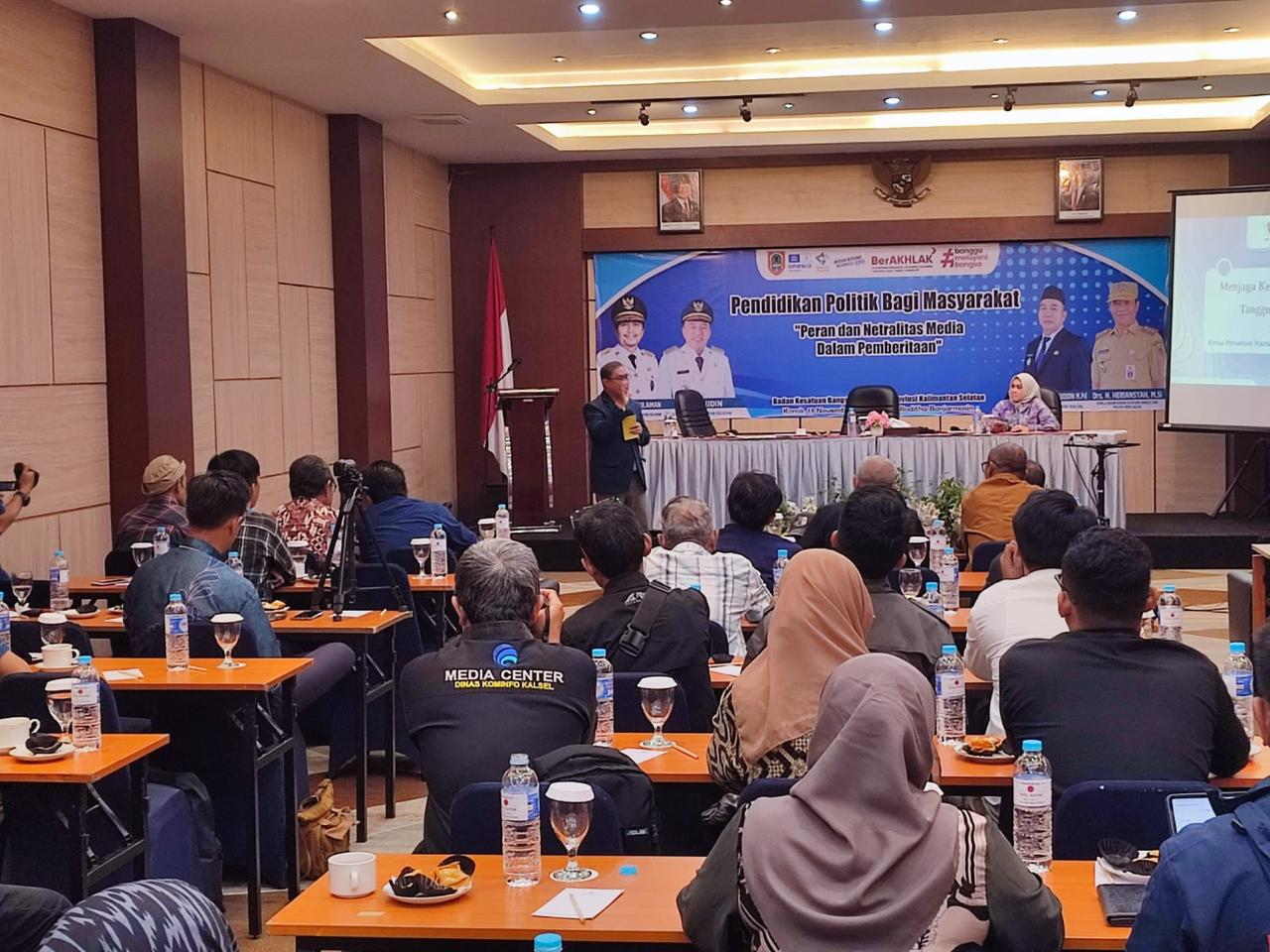 BERSAMA MEDIA: Puluhan awak media antusias mengikuti kegiatan Pendidikan Politik bagi Masyarakat yang digelar Badan Kesbangpol Kalsel bekerja sama dengan PWI Kalsel, di Banjarmasin, Kamis (13/11).