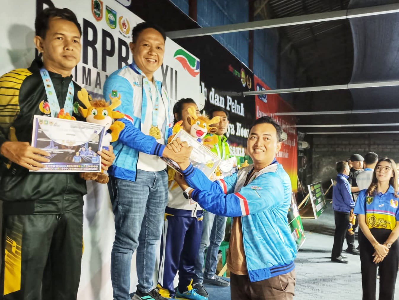 TELADAN: Ketua POBSI Kalsel H Imus berdiri di podium juara usai memastikan medali emas nomor bola 15 single pada Porprov XII Kalsel 2025.