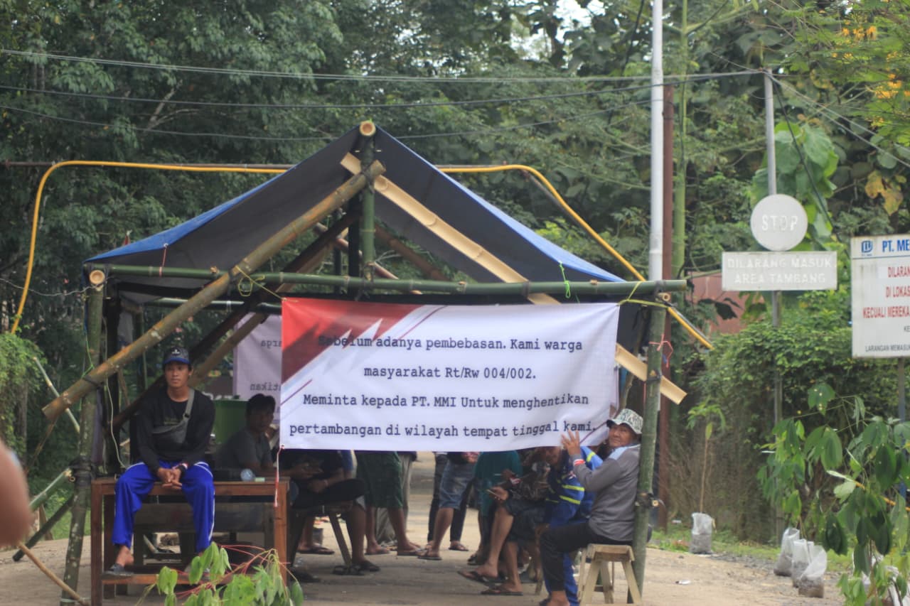 TUNTUTAN: Sejumlah warga RT 04 Rantau Bakula mendesak PT MMI untuk segera membebaskan lahannya karena sudah ada rumah warga karena aktivitas tambang.