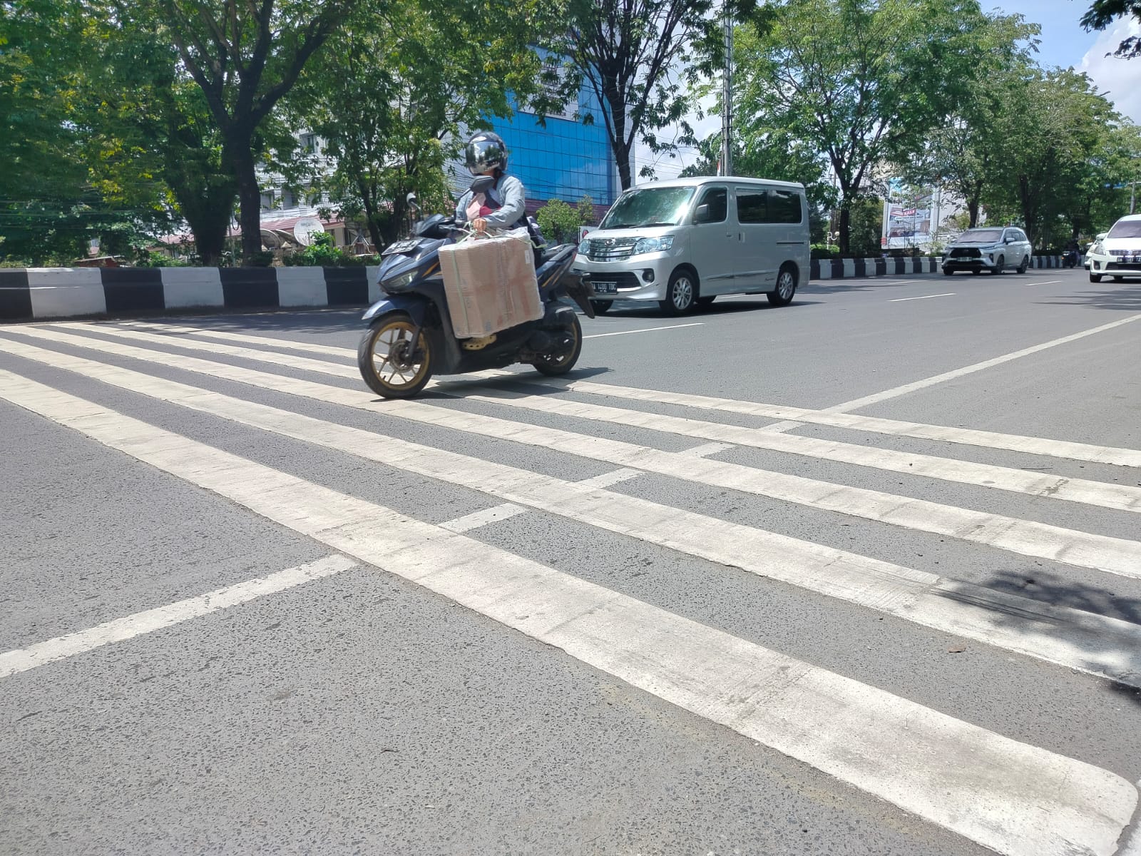 CONTOH RUMBLE STRIP: Rambu kurangi kecepatan dipasang di Jalan A Yani Km 4 Banjarmasin, persis dekat U-Turn HBI, karena rawan kecelakaan.