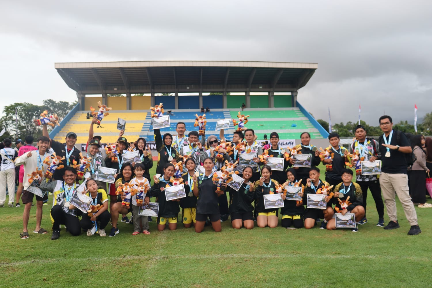 MEMBANGGAKAN: Tim sepak bola wanita Tapin berhasil meraih medali perak di Porprov XII Kalsel 2025.