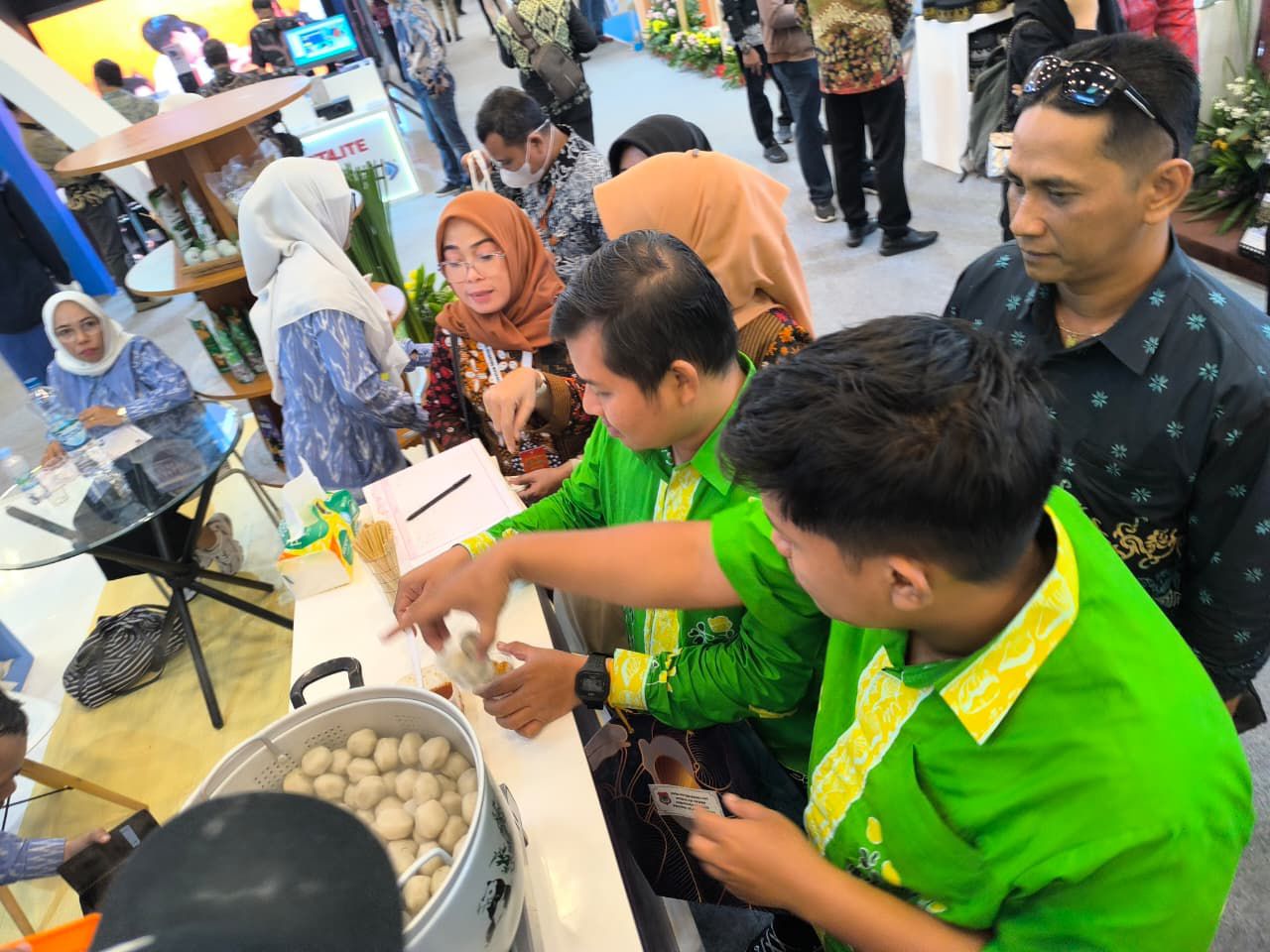 PRODUK UNGGULAN: Produk bakso atau pentol ikan Tanah Bumbu dipamerkan pada Apkasi Otonomi Expo 2025 di Banten. Ini menjadi salah satu unggulan daerah yang menarik perhatian pengunjung.
