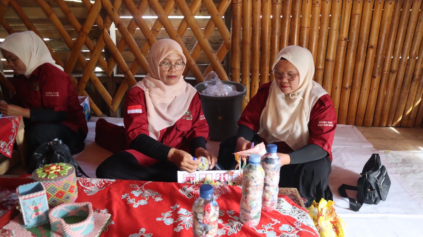 EKONOMIS: Pengelolaan limbah anorganik di bank sampah dilakukan warga Kampung Berseri Astra Tabek Talang Babungo, bernilai ekonomis sebagai tabungan dan mendukung praktik ekonomi sirkular desa.