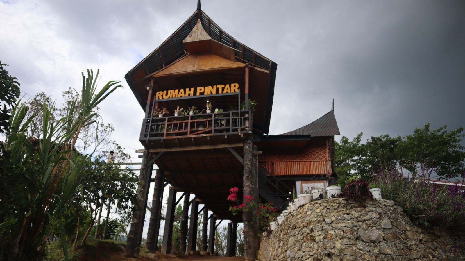 RUMAH PINTAR: Hasil dari gotong royong warga menjadi pusat belajar dan aktivitas yang melahirkan inisiatif seperti gula semut, maggot, bank sampah, dan pemancingan.
