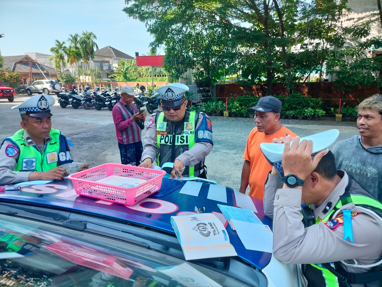 TILANG: Kepolisian menilang pengendara yang telah terbukti melakukan pelanggaran pada saat razia beberapa waktu lalu.