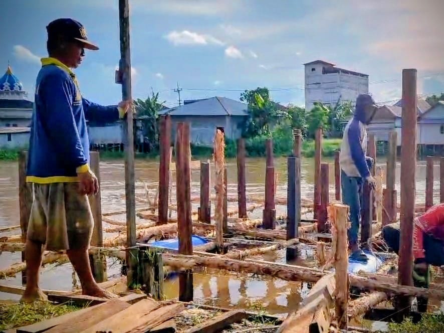 Proses pembangunan dermaga kapal di Desa Pagar Dalam