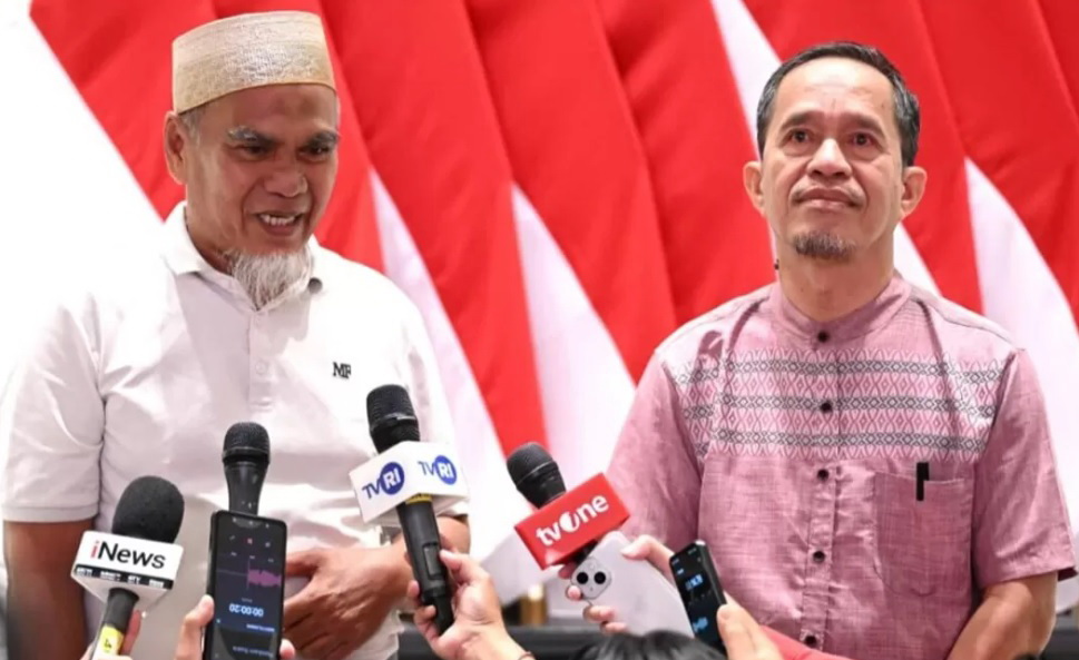 TERHARU: Raut lega dan haru terpancar dari Abdul Muis dan Rasnal, setelah menerima surat rehabilitasi yang diberikan Presiden Prabowo Subianto.