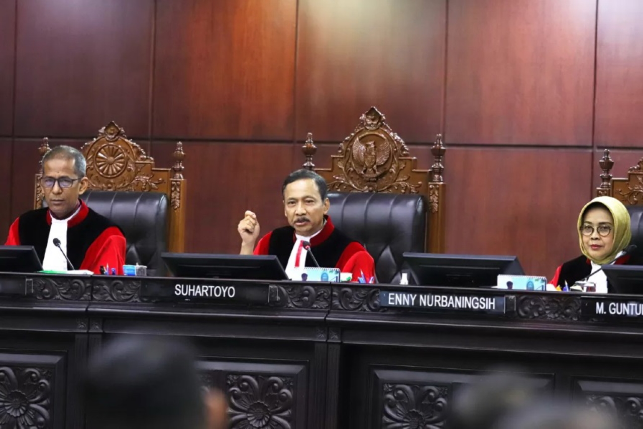 SIDANG MK: Ketua MK Suhartoyo (tengah) bersama Wakil Ketua MK lainnya memimpin jalannya sidang uji materiil UU di Jakarta, pertengahan tahun 2025 tadi.