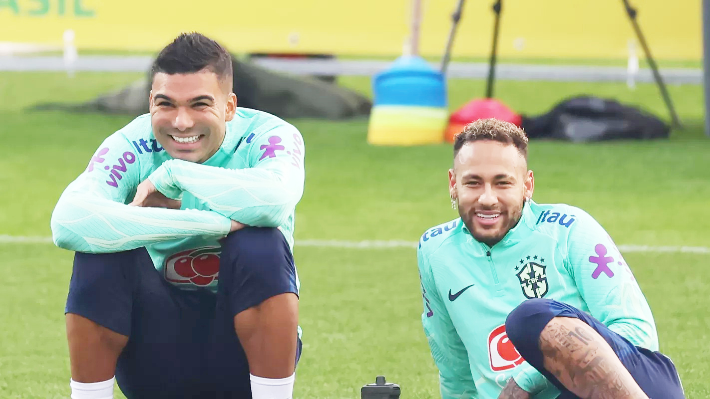 AKRAB: Casemiro (kiri) bersama Neymar di timnas Brasil.