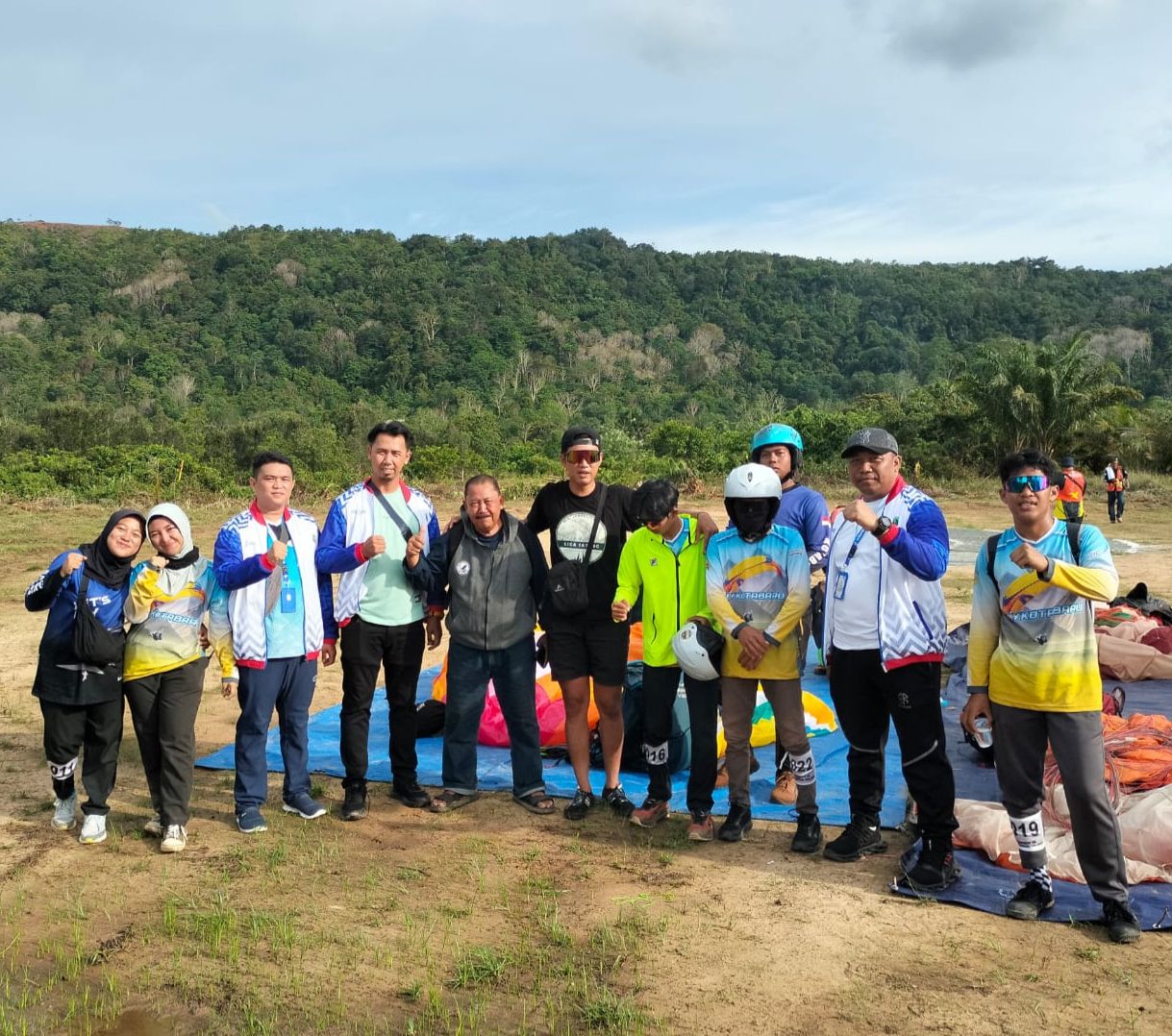 BANGGA: Para atlet paralayang Kotabaru usai pertandingan.