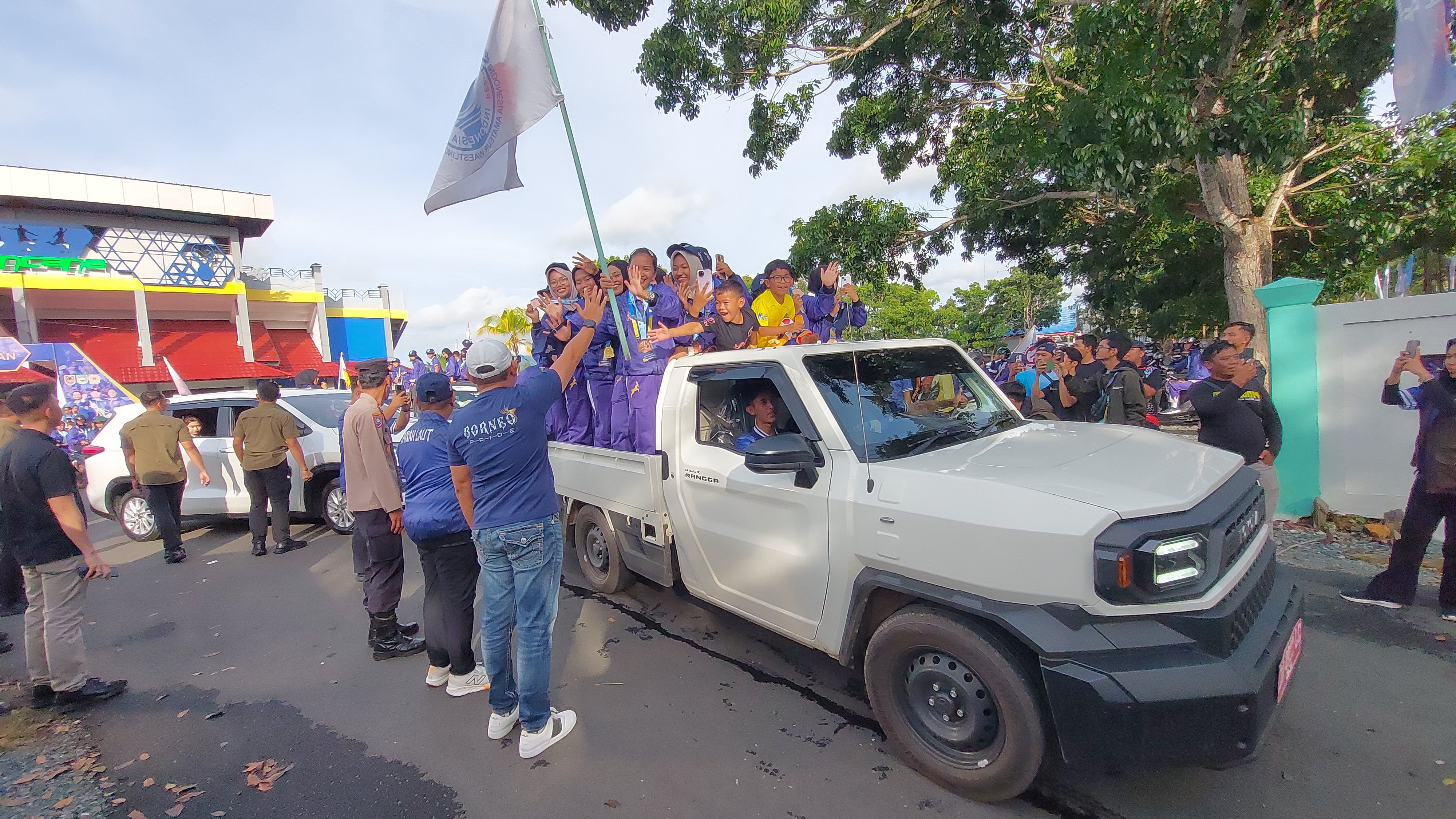 KONVOI: Bupati Tala H Rahmat Trianto melepas kontingen Tala keliling kota Pelaihari, Jumat (14/11).