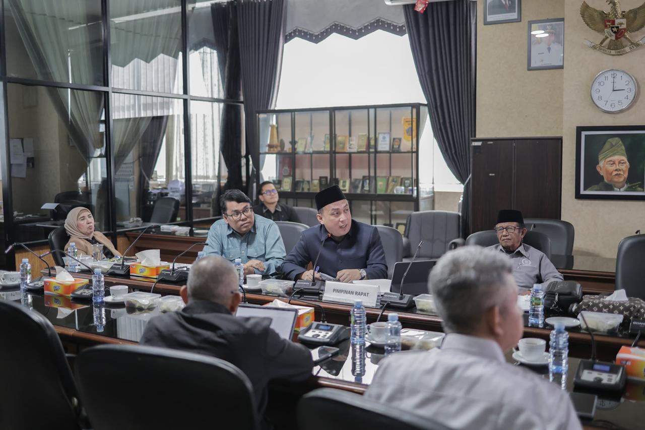 KESEHATAN: Rapat Komisi IV DPRD Kalsel bahas Raperda Penyelenggaraan Kesehatan.