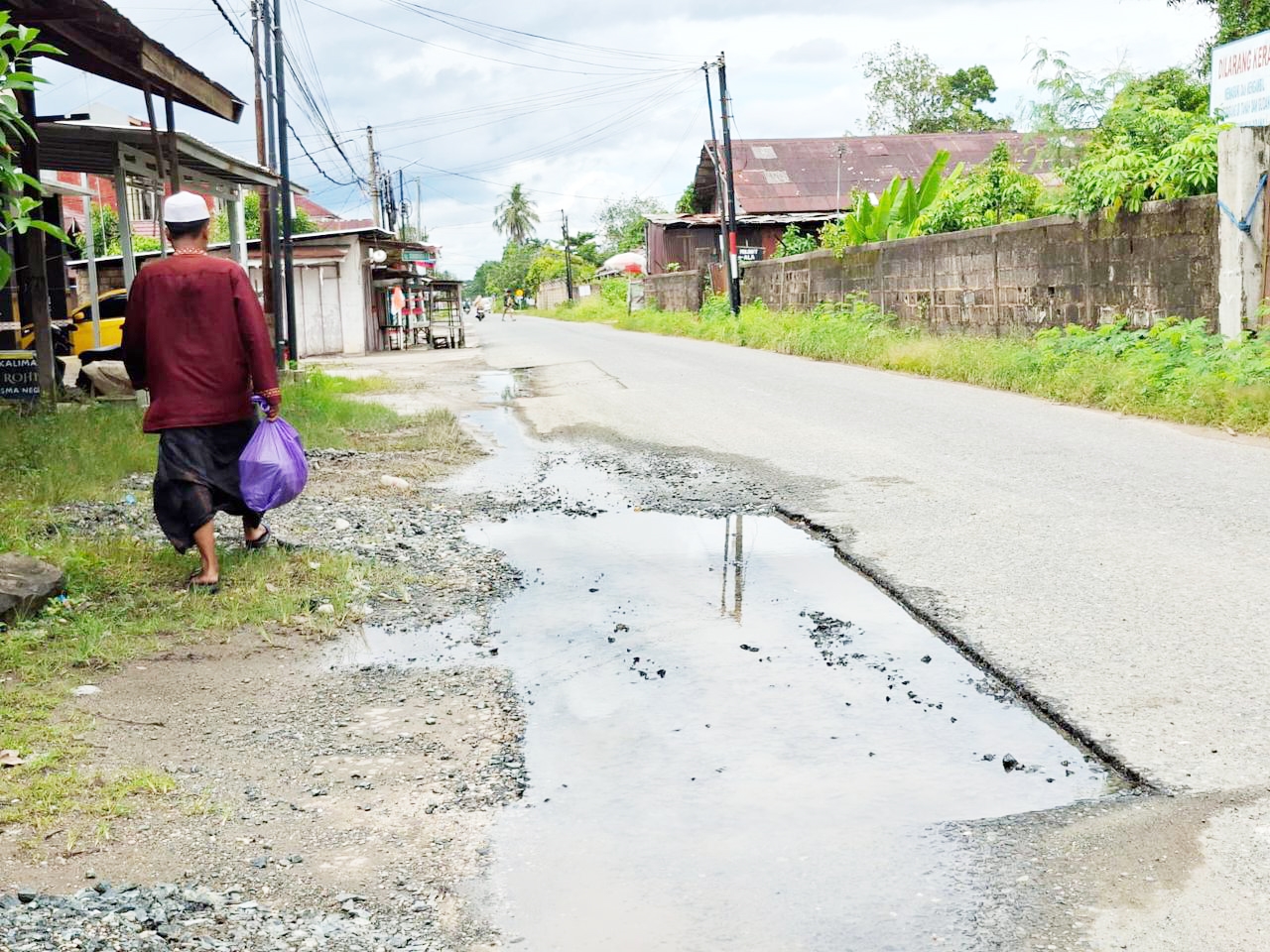 MEMBAHAYAKAN: Pembongkaran aspal di Jalan Sukamara menyebabkan jalan berlubang dan licin hingga memicu sejumlah kecelakaan.