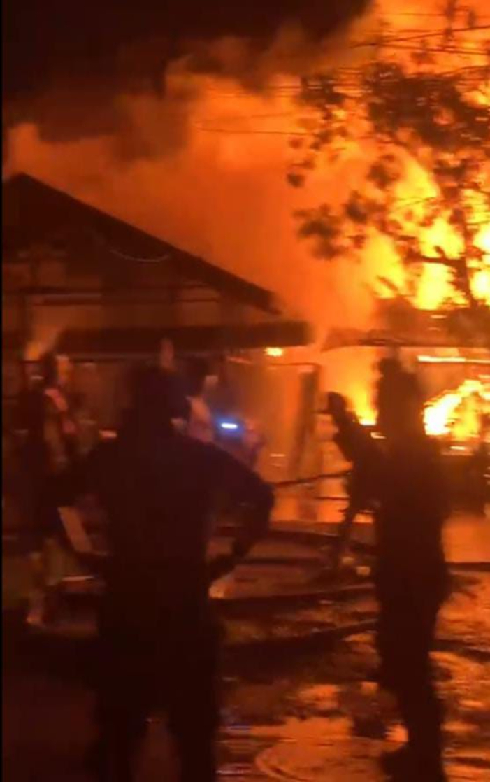 BERKOBAR:Kebakaran terjadi di Komplek Amanda, Jalan A Yani, Km 3,5 Banjarmasin, tepatnya di sebelah HBI, Sabtu (15/11/2025).