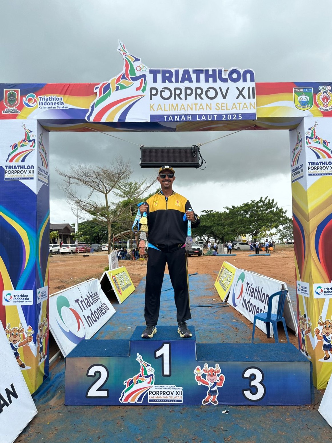 MEMBANGGAKAN:Kalveryanus, pegawai Kemenkum Kalsel sukses membawa tim Triathlon Kota Banjarbaru meraih medali dua emas, tiga medali perak, dan tiga medali perunggu di Porprov XII Kalsel 2025 Pelaihari.