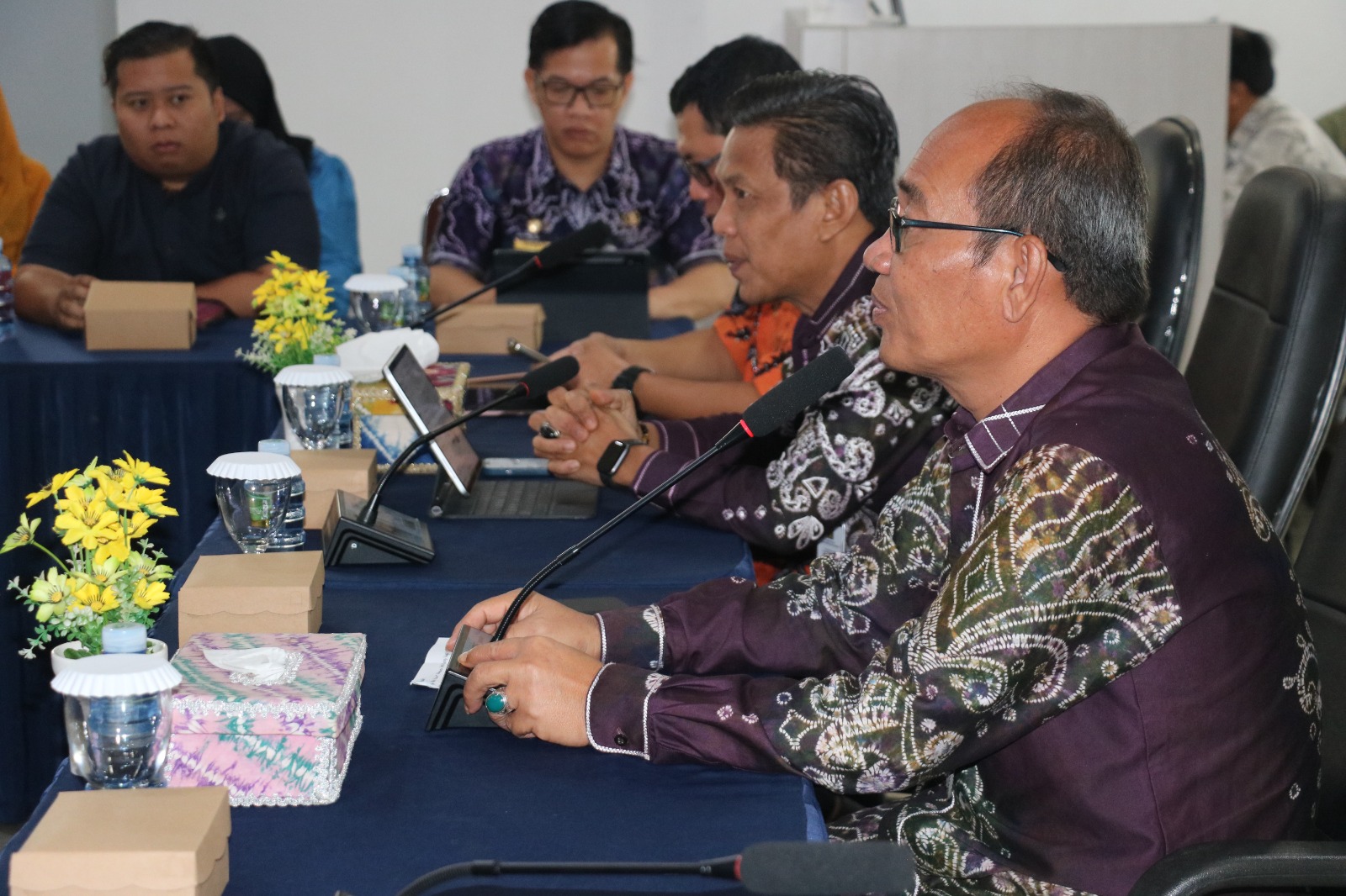 RAKOR:Kepala Kanwil Kemenkum Kalsel, Alex Cosmas Pinem memberikan apresiasi dan arahan kepada para personel Posbankum se-Kalsel, Kamis (13/11/2025).