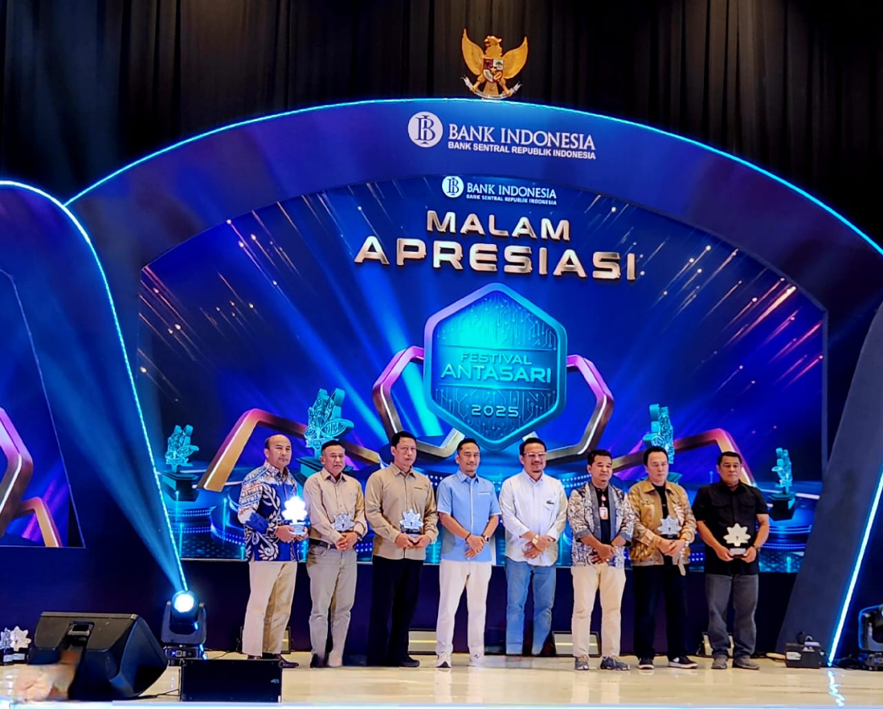 PENGHARGAAN: Penyerahan penghargaan pada Malam Apresiasi Festival Antasari 2025 yang diselenggarakan Kantor Perwakilan Bank Indonesia (BI) Provinsi Kalimantan Selatan di Hotel Fugo Banjarmasin.