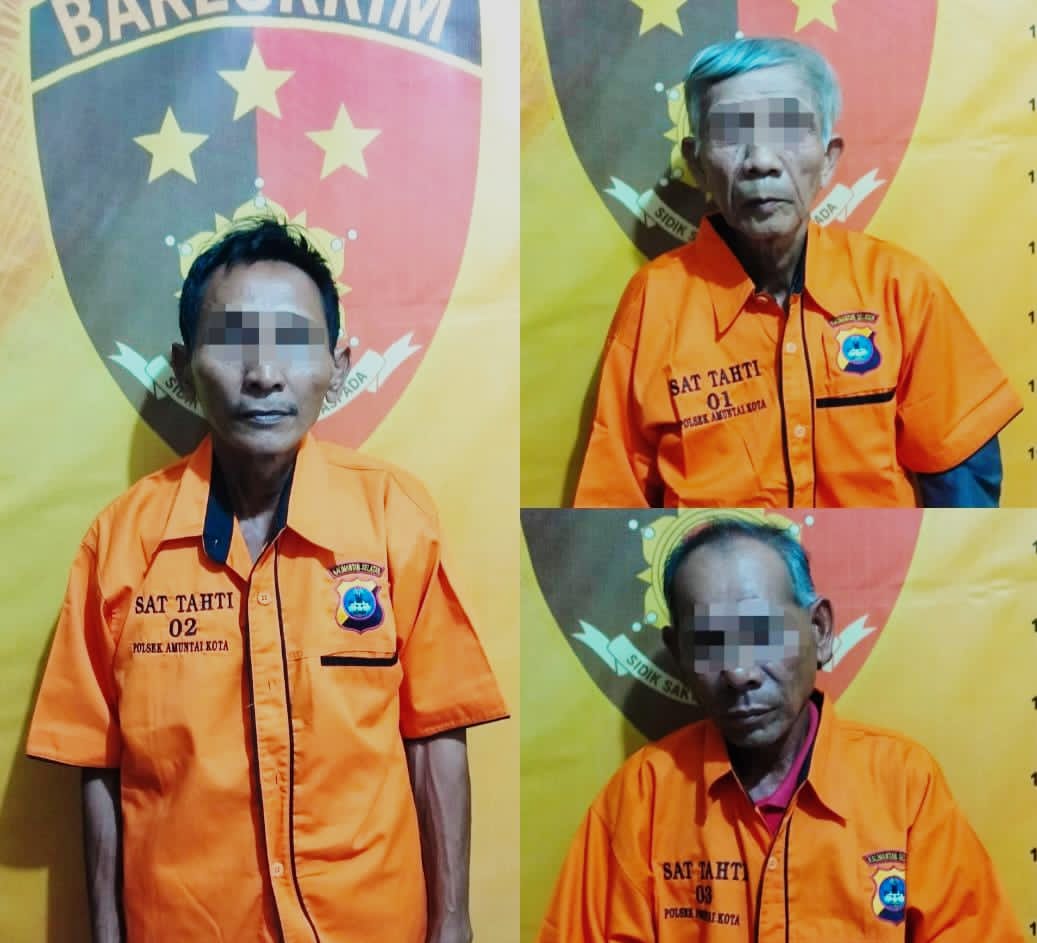 SUDAH LANSIA:Tiga pelaku judi, F (64, tengah), A (61), dan TR (56) warga Kota Amuntai ditangkap anggota Satreskrim Polsek Amuntai Tengah.