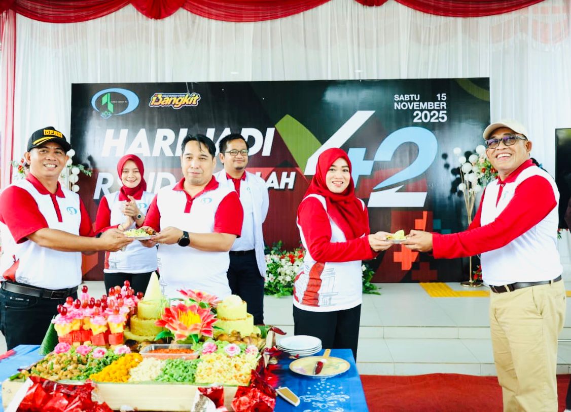HADIR:Bupati HSU, H Sahrujani dan Ketua DPRD HSU, H Fadilah (kiri) menghadiri puncak Hari Jadi RSUD Pambalah Batung Amuntai ke-42 tahun, Sabtu (15/11/2025).