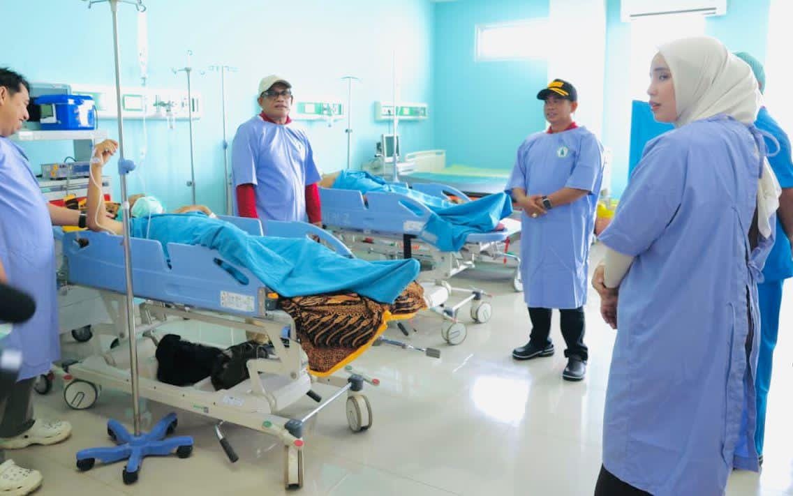 HADIR:Ketua DPRD HSU, H Fadilah (tengah) bersama Bupati HSU, H Sahrujani meninjau pelayanan di ruang inap pasien RSUD Pambalah Batung Amuntai, Sabtu (15/11/2025).