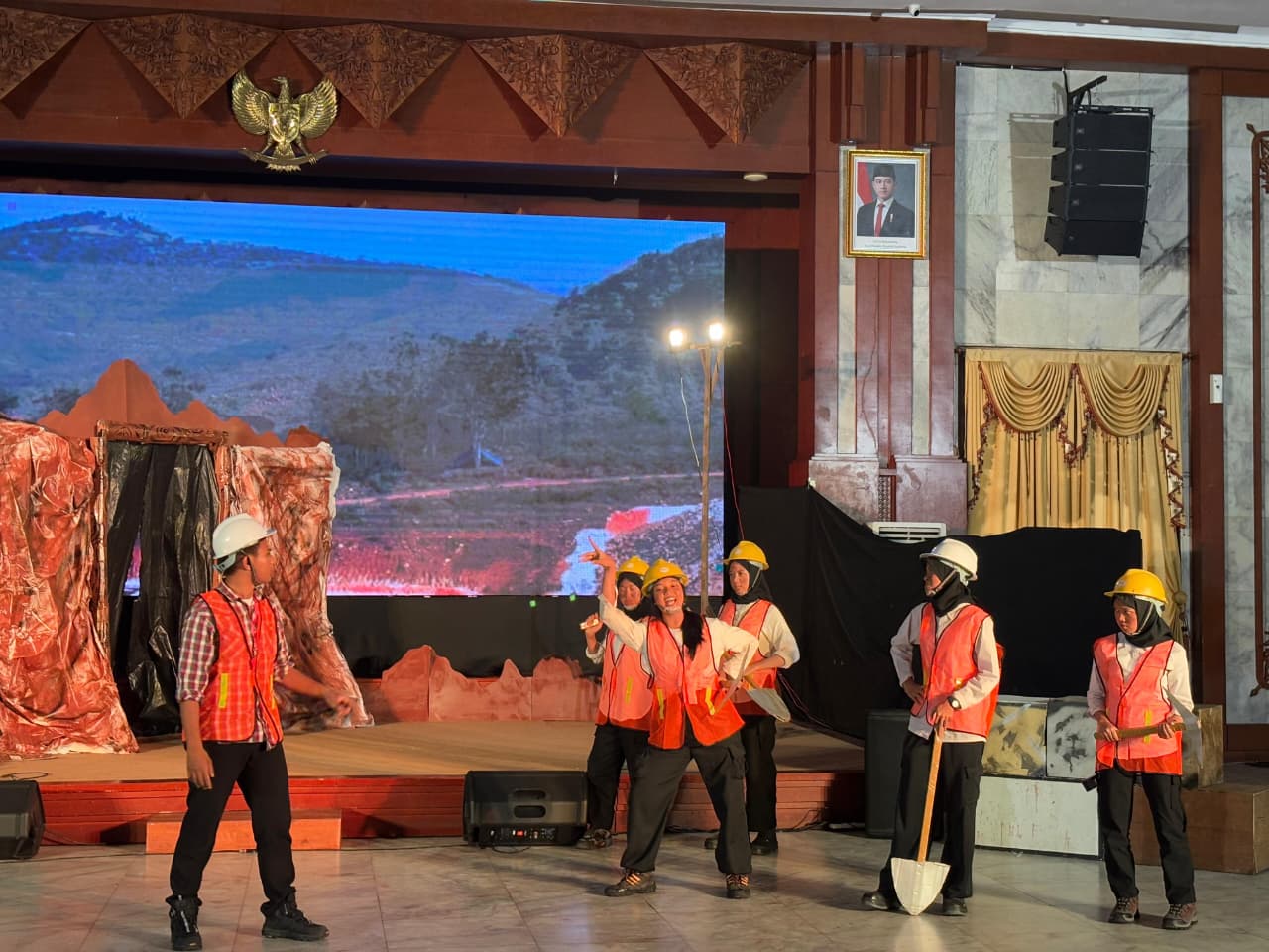 SINGGUNG PENGUASA:Pentas teater bertajuk Cipoa yang dibawakan para mahasiswa Komunitas Wiramartas, FEB ULM Banjarmasin di Gedung Mahligai Pancasila, Sabtu (15/11/2025) sore.