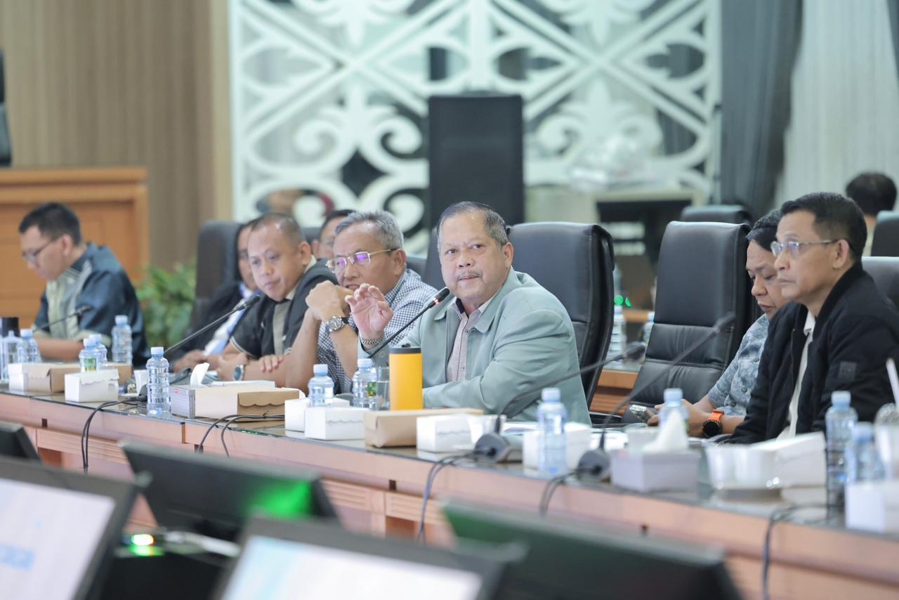 DESAK: Gusti Iskandar Sukma Alamsyah bersuara lantang karena proyek pembangunan Gedung DPRD Kalsel tak dilanjutkan, saat rapat Banggar DPRD Kalsel, Selasa (11/11) malam.