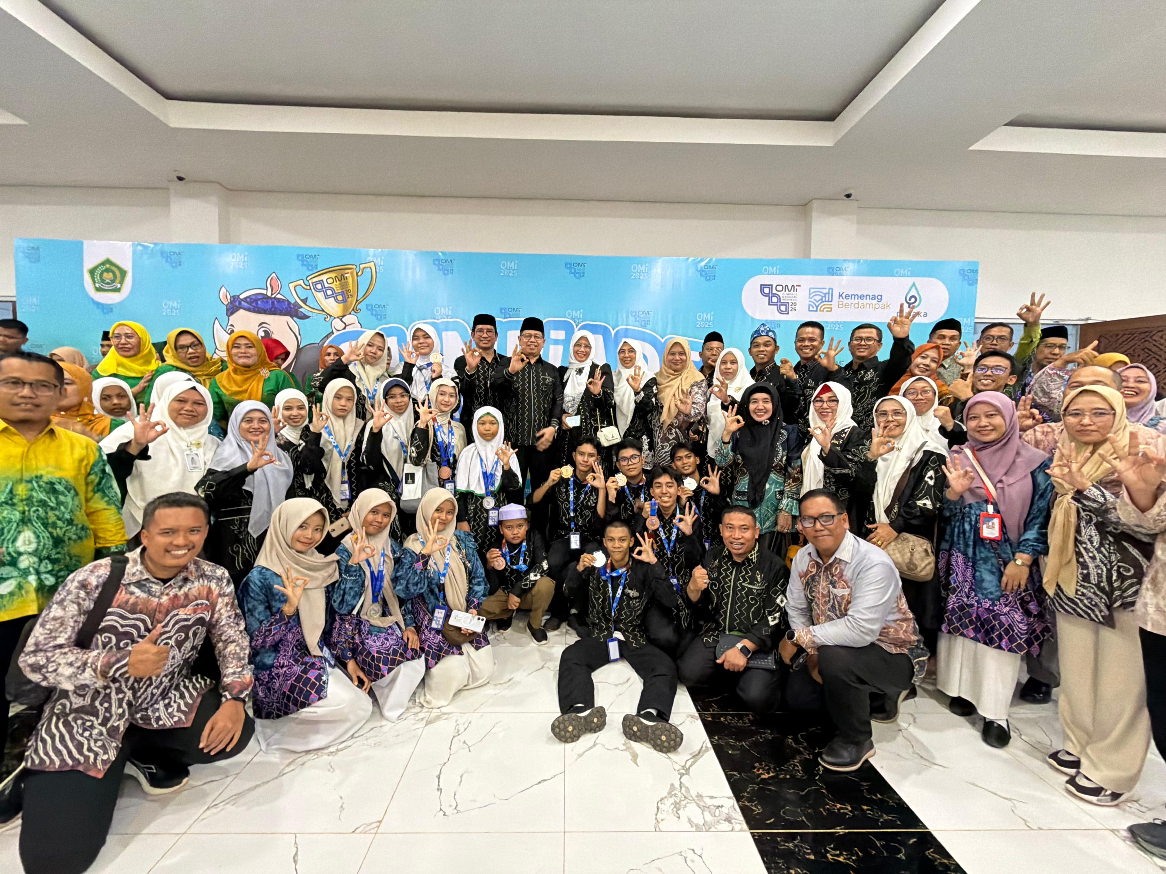 PRESTASI: Kontingen Kalsel di Olimpiade Madrasah Indonesia (OMI) Nasional 2025 di Banten.