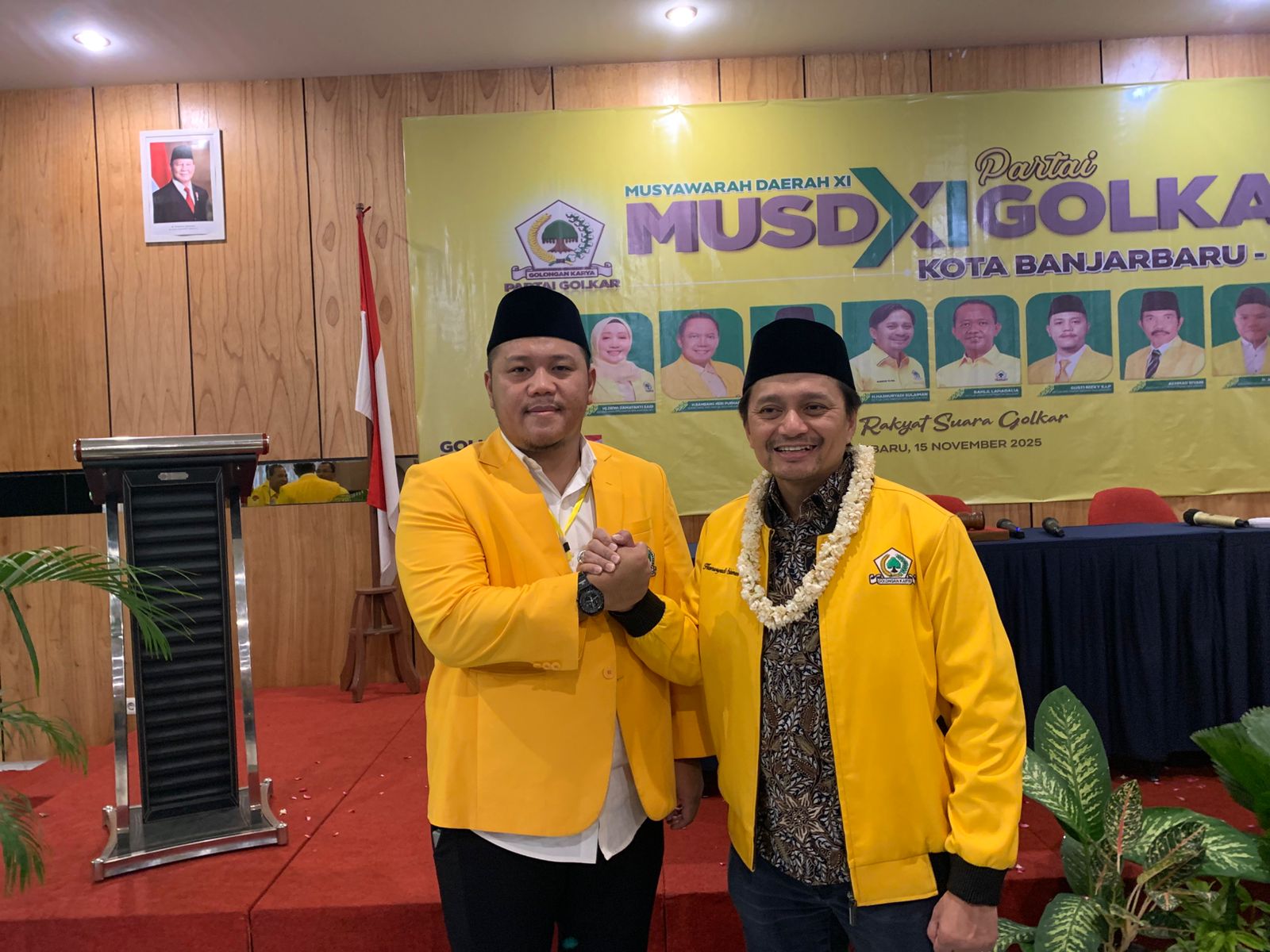JABAT TANGAN: Ketua DPD Partai Golkar Kalsel, Hasnuryadi Sulaiman berjabat tangan dengan Gusti Rizky usai Musda XI Golkar Banjarbaru yang menetapkan Gusti Rizky sebagai ketua periode 2025&ndash;2030