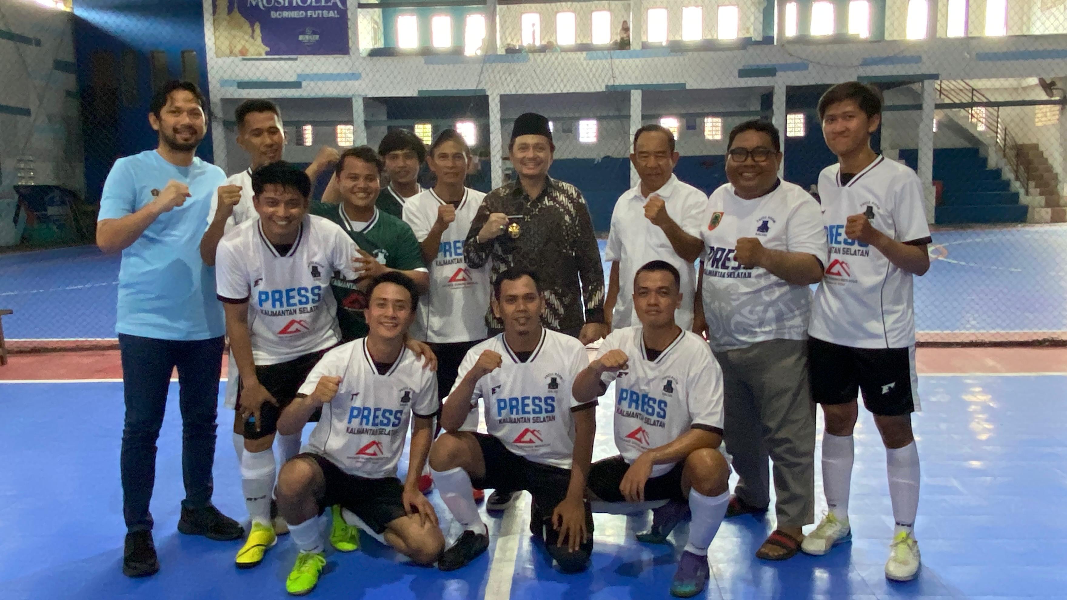 Wakil Gubernur Kalimantan Selatan, Hasnuryadi Sulaiman menghadiri langsung jalannya Turnamen Futsal PWI Kalsel Adaro Cup 2025, Sabtu (15/11).