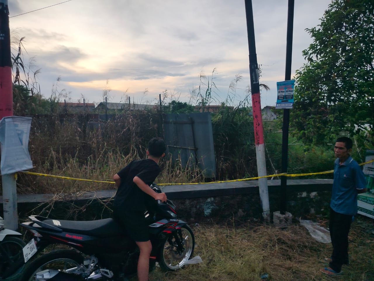 TEKAPE: Warga tetap berkerumun di lokasi tempat kejadian setelah beberapa jam peristiwa.